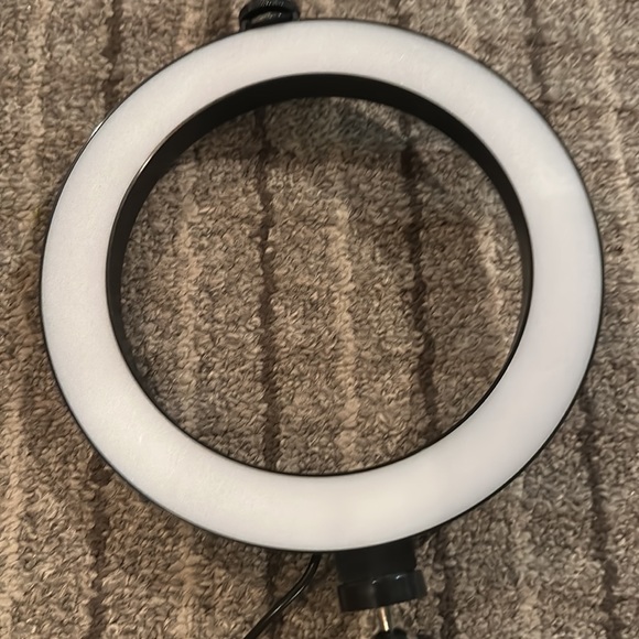 Selfie Light with Phone Stand - Picture 8 of 10